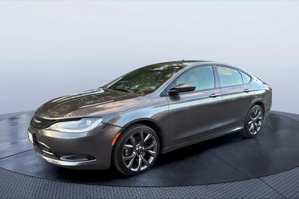 2015 Chrysler 200 photo 1