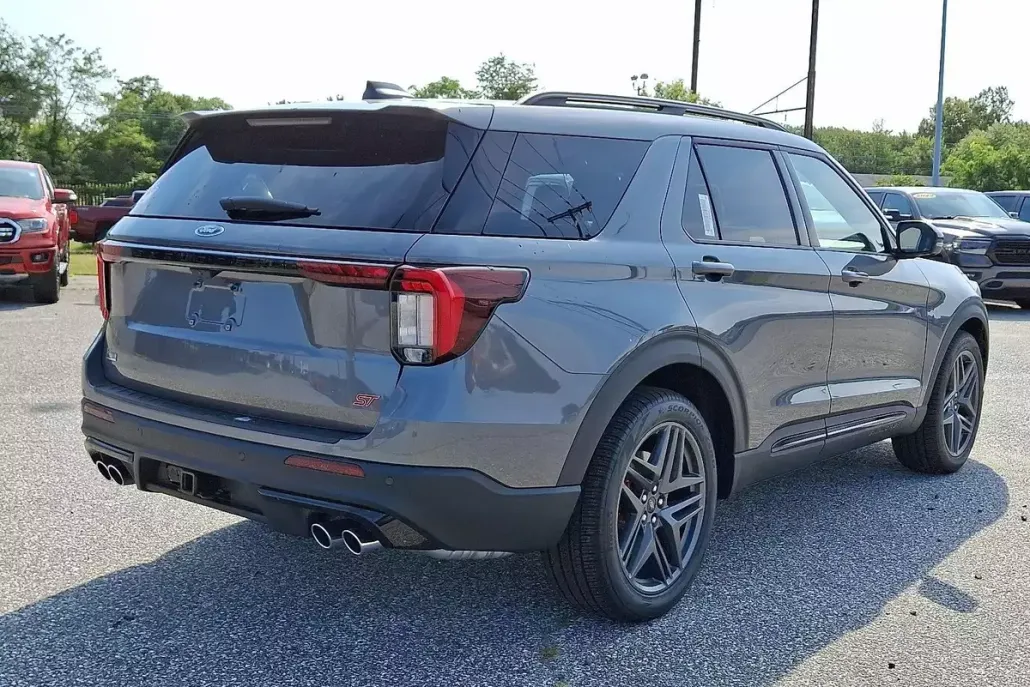 2025 Ford Explorer ST photo 1