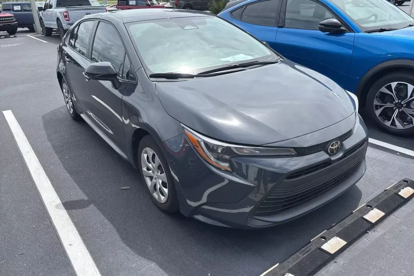 2023 Toyota Corolla LE photo 1