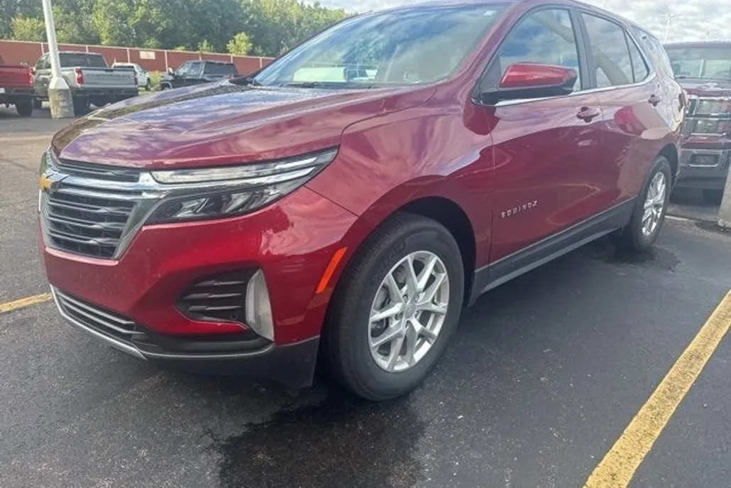 2022 Chevrolet Equinox LT photo 1