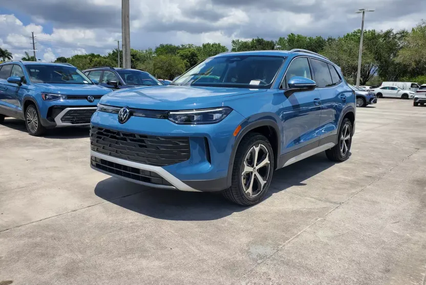 2025 Volkswagen Tiguan SE photo 1