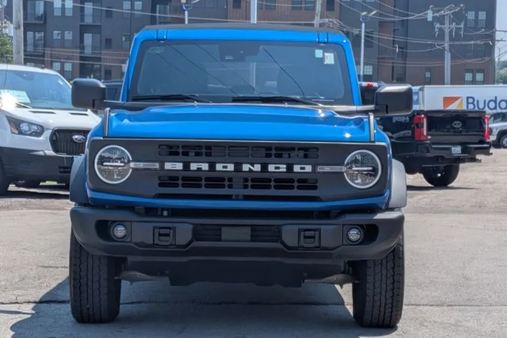 2023 Ford Bronco Black Diamond photo 1