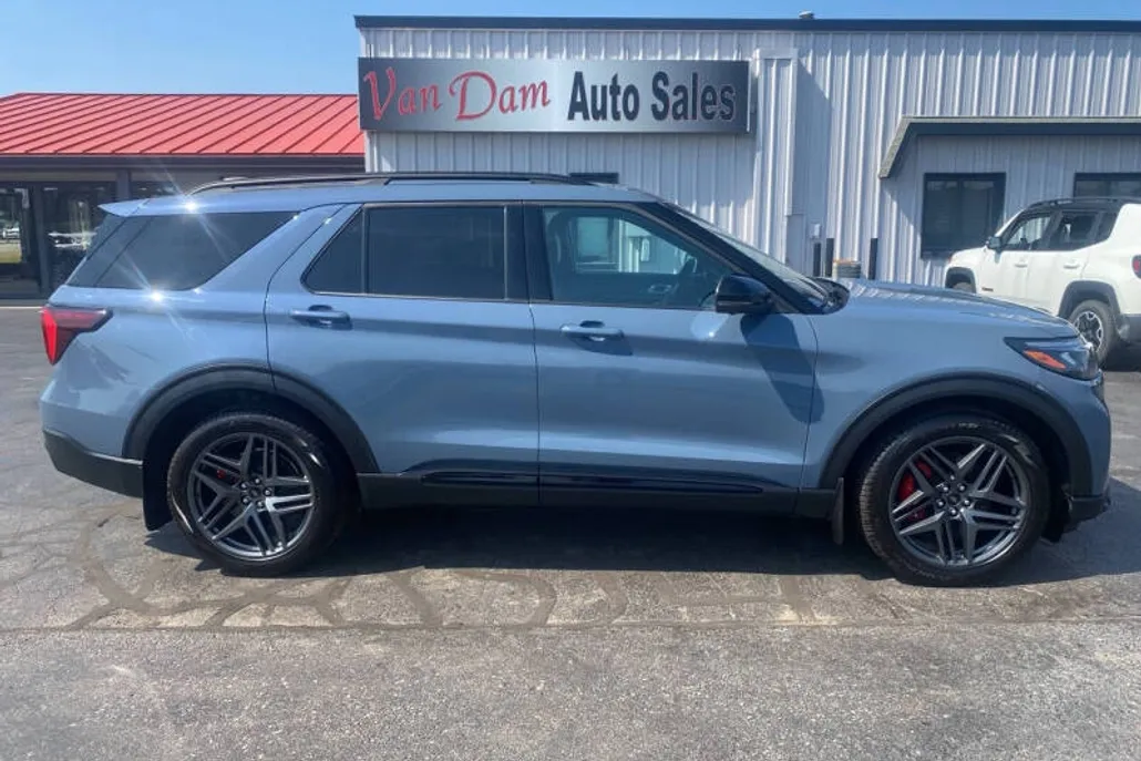 2025 Ford Explorer ST photo 1