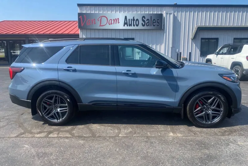 2025 Ford Explorer ST photo 1