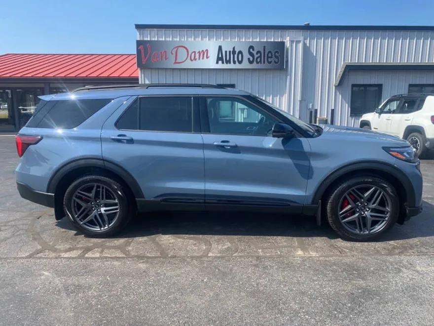 2025 Ford Explorer ST photo 1
