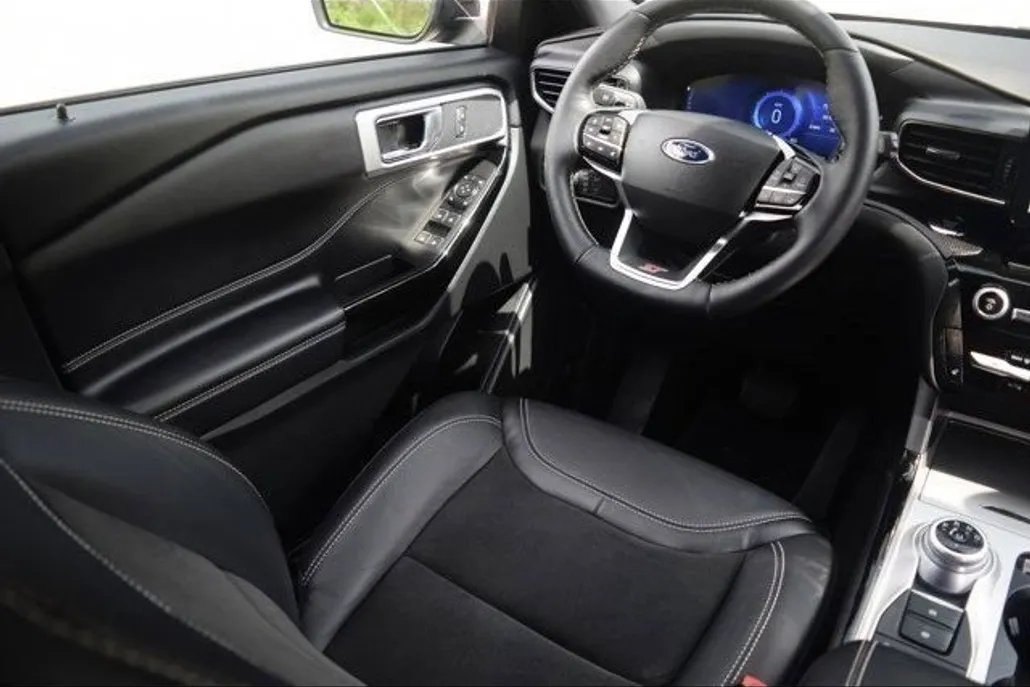 2022 Ford Explorer ST photo 1