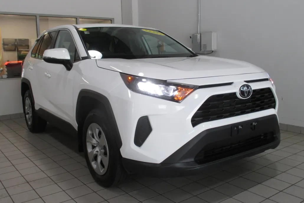 2022 Toyota RAV4 LE photo 1