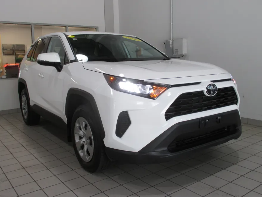 2022 Toyota RAV4 LE photo 1