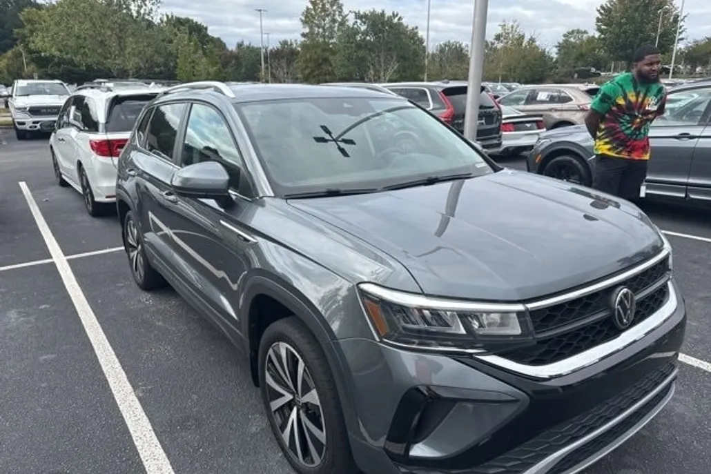 2023 Volkswagen Taos SE photo 1
