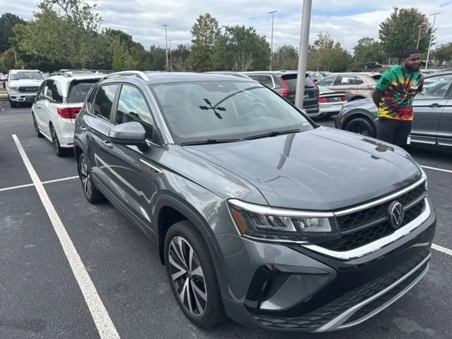 2023 Volkswagen Taos SE photo 1