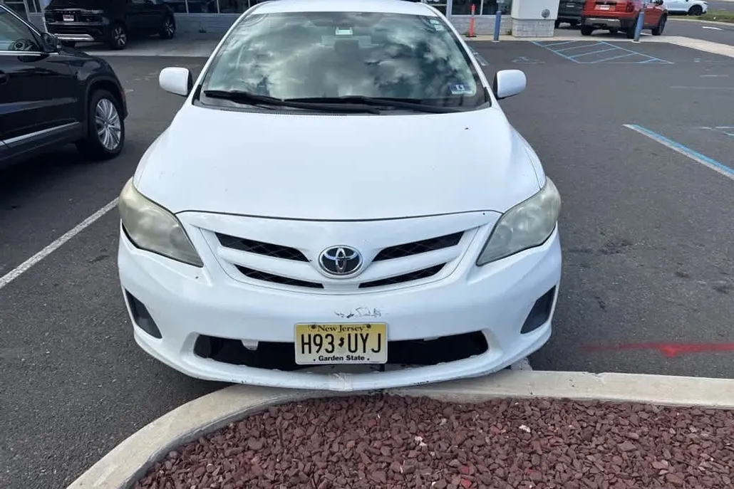 2011 Toyota Corolla LE photo 1