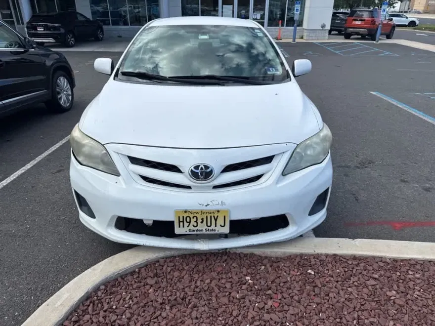 2011 Toyota Corolla LE photo 1