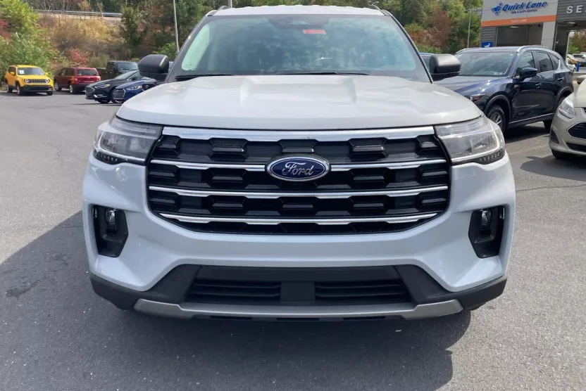 2025 Ford Explorer photo 1