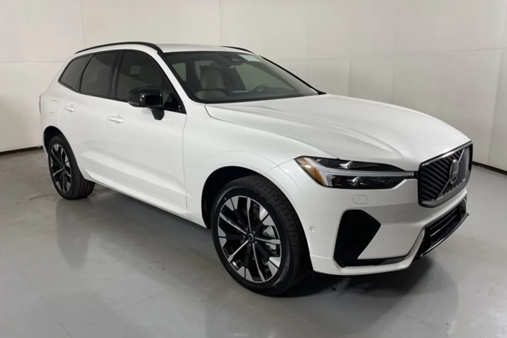 2026 Volvo XC60 T8 photo 1