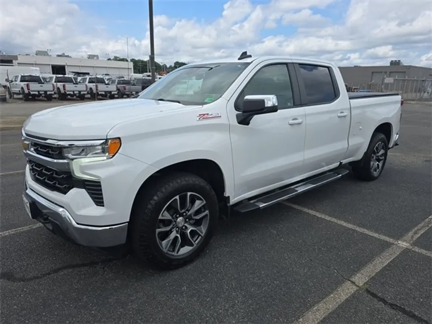 2023 Chevrolet Silverado 1500 LT photo 1