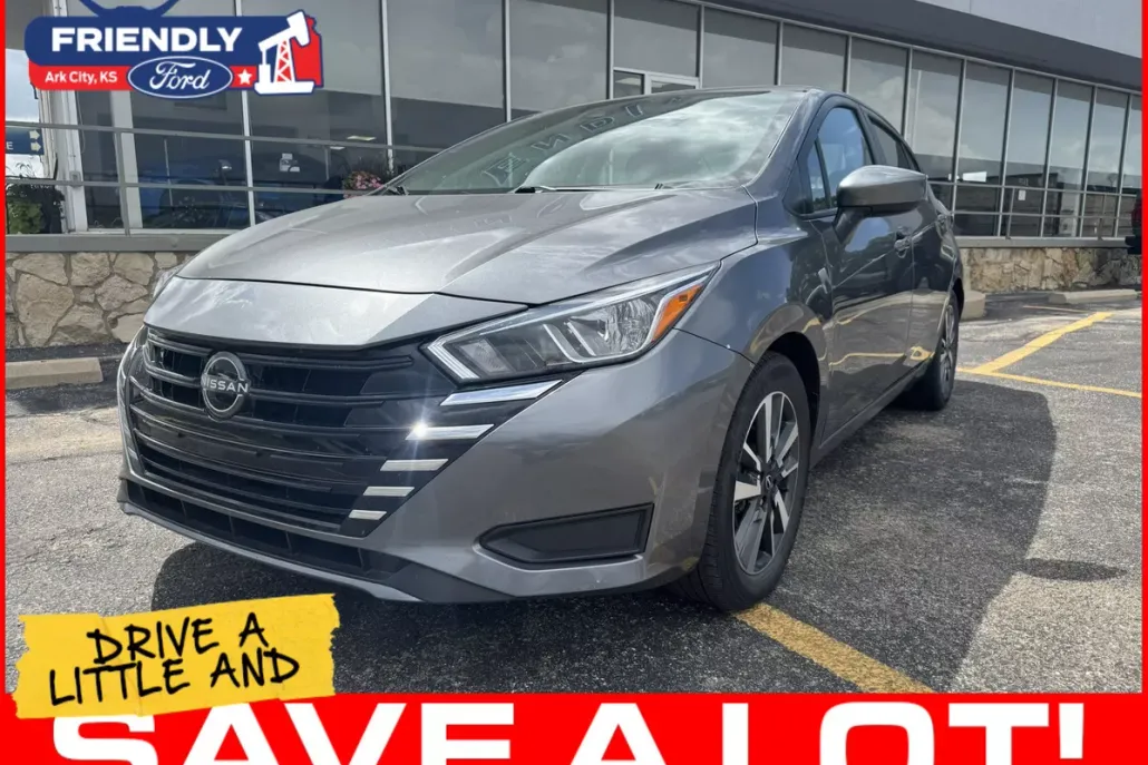 2023 Nissan Versa SV photo 1