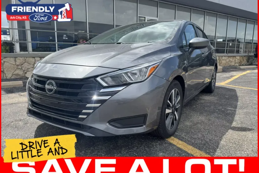 2023 Nissan Versa SV photo 1