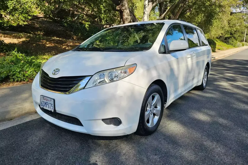 2011 Toyota Sienna LE photo 1