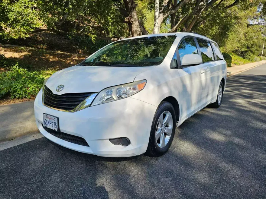 2011 Toyota Sienna LE photo 1