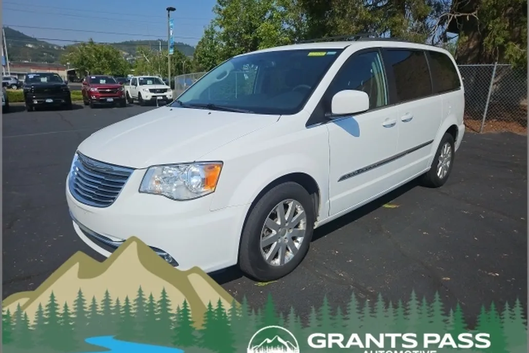 2015 Chrysler Town & Country Touring photo 1