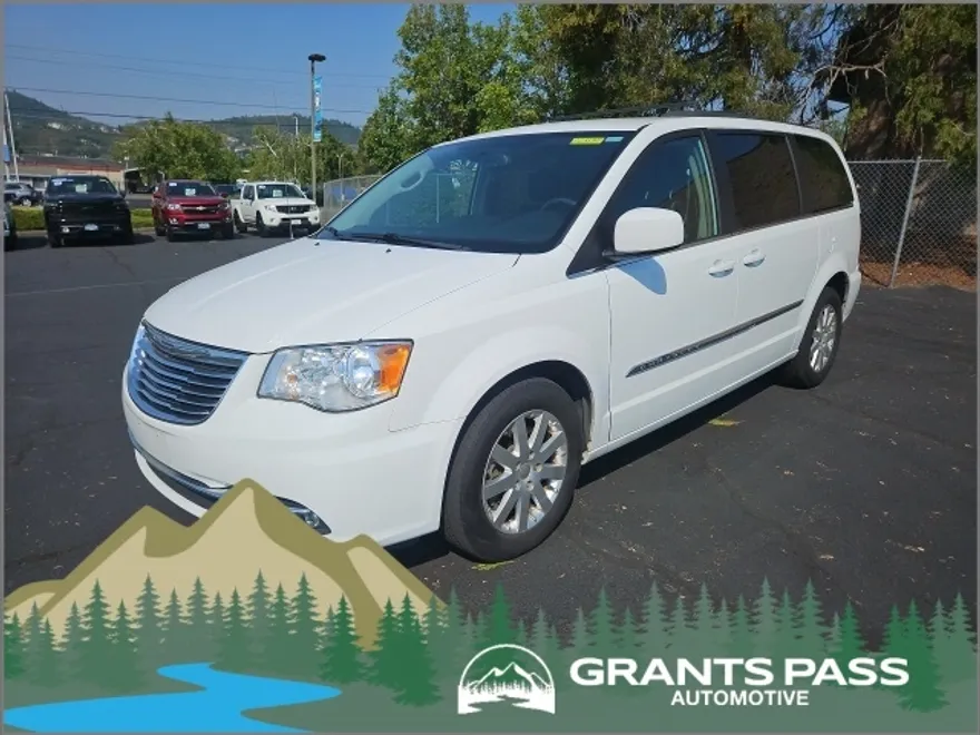 2015 Chrysler Town & Country Touring photo 1