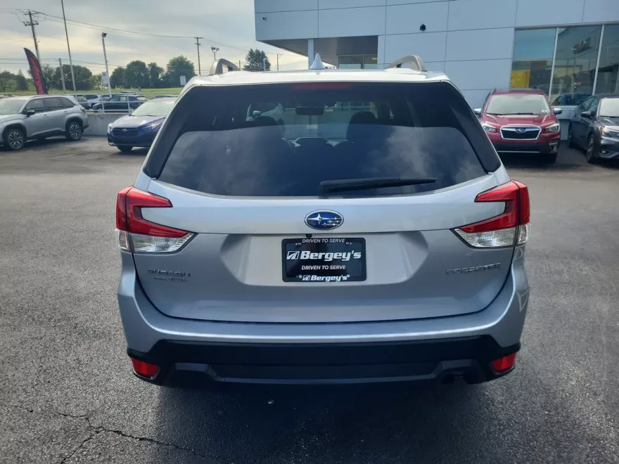 2021 Subaru Forester Premium photo 1