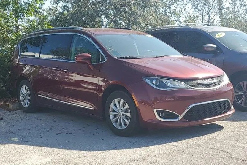 2019 Chrysler Pacifica Touring L photo 1