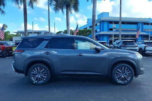 2025 Nissan Pathfinder SL photo 3