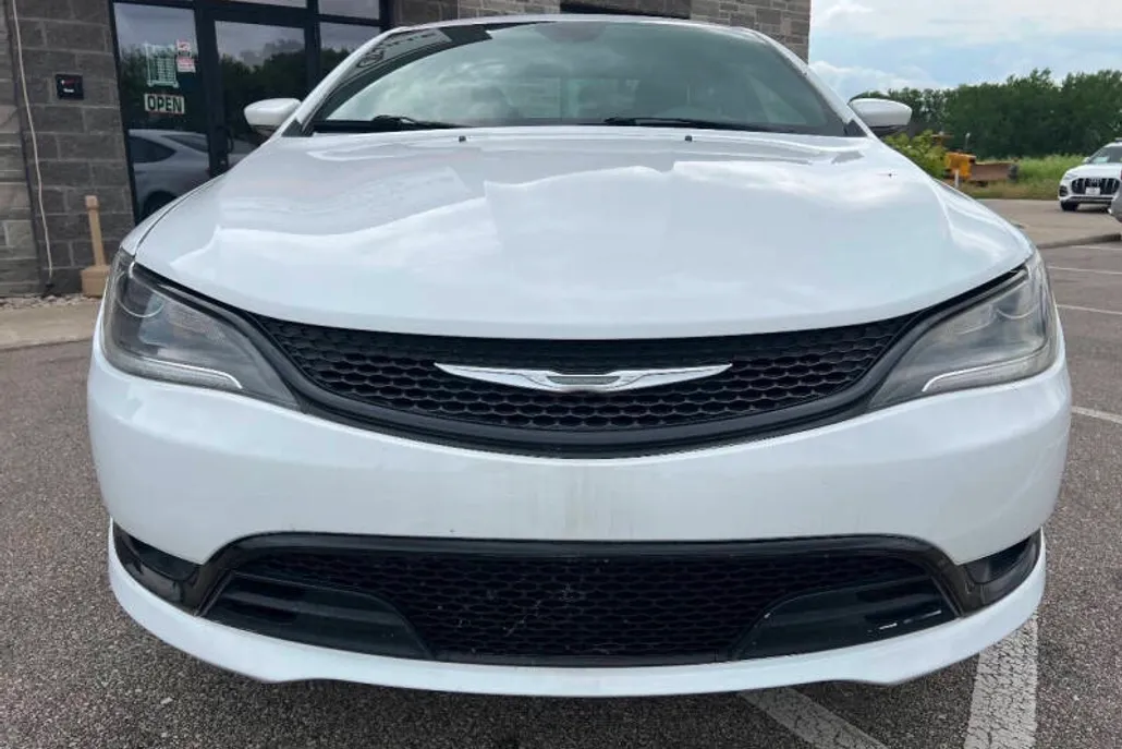 2015 Chrysler 200 S photo 1
