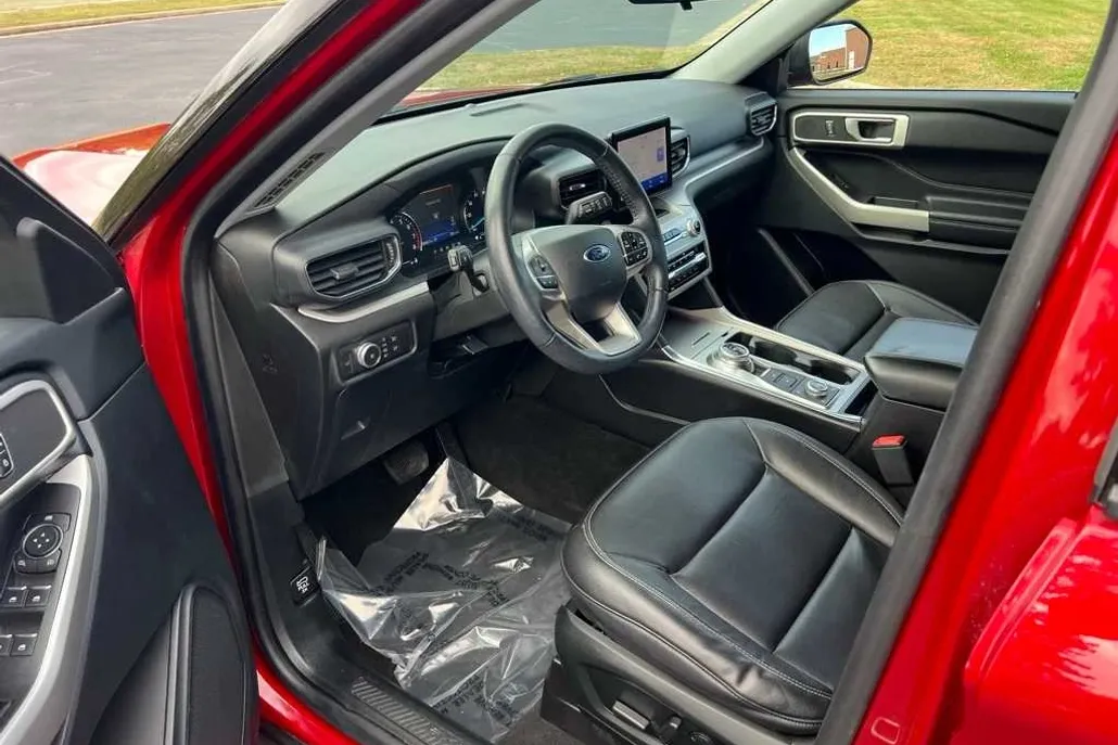 2020 Ford Explorer XLT photo 1