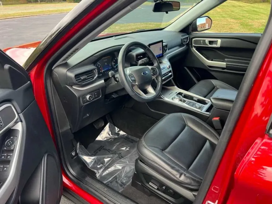 2020 Ford Explorer XLT photo 1