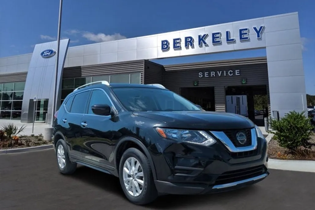 2018 Nissan Rogue SV photo 1