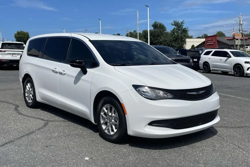 2025 Chrysler Voyager LX photo 1