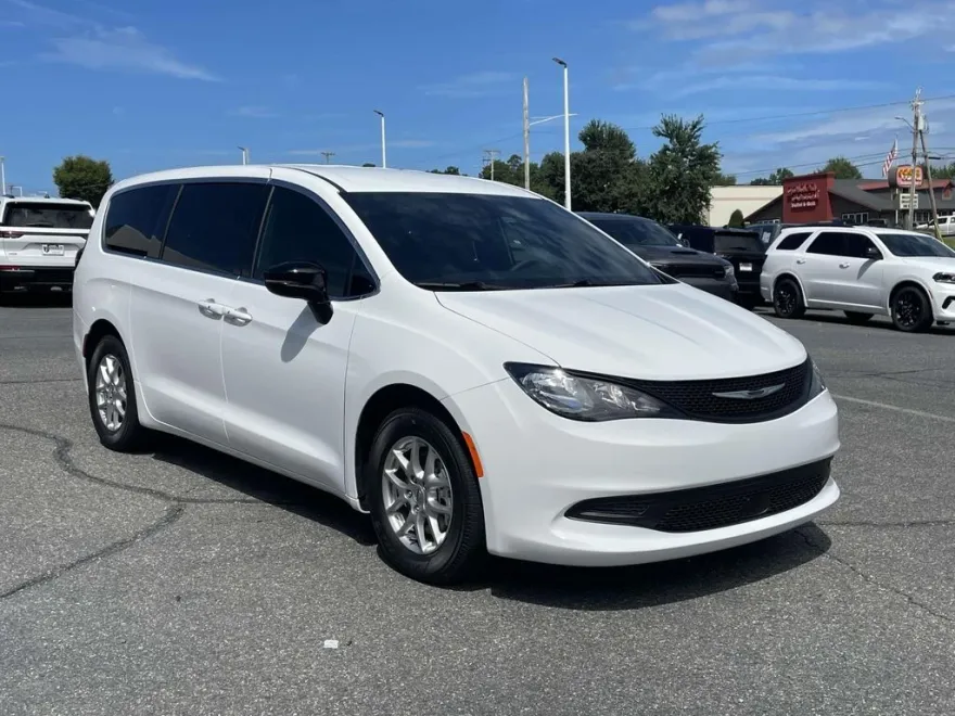 2025 Chrysler Voyager LX photo 1