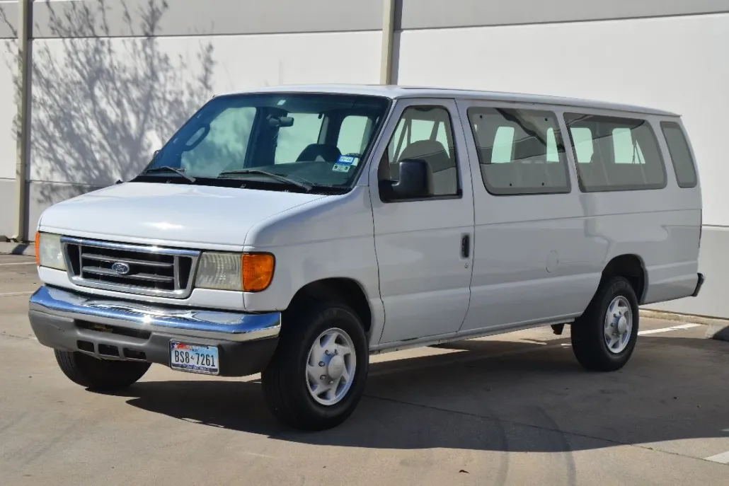 2006 Ford E-350 Passenger photo 1