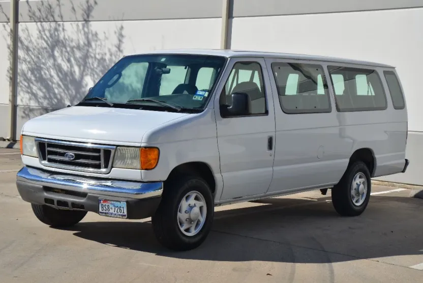 2006 Ford E-350 Passenger photo 1