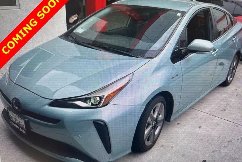 2019 Toyota Prius L photo 1