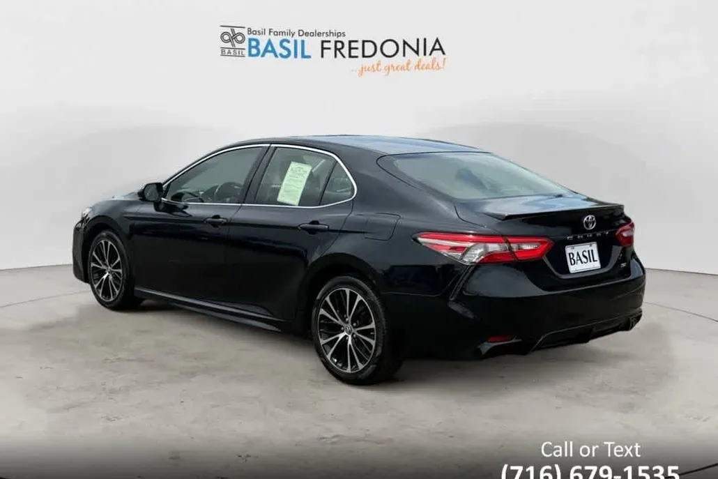 2018 Toyota Camry SE photo 1