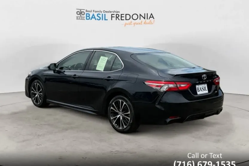 2018 Toyota Camry SE photo 1