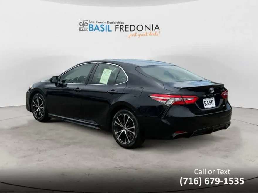 2018 Toyota Camry SE photo 1