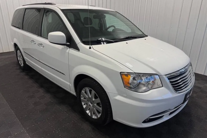 2016 Chrysler Town & Country Touring photo 1