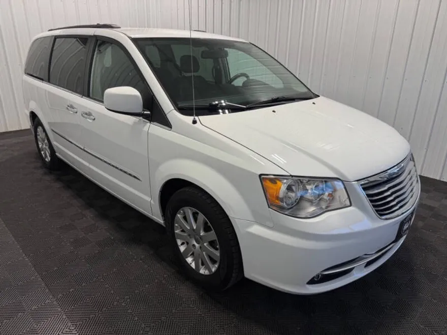2016 Chrysler Town & Country Touring photo 1