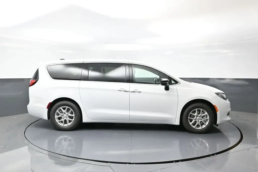 2026 Chrysler Voyager LX photo 1