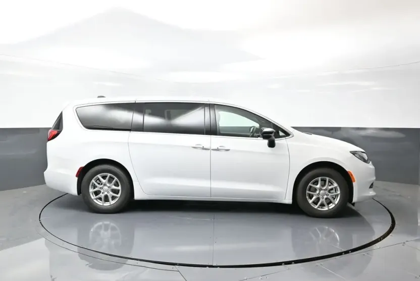 2026 Chrysler Voyager LX photo 1