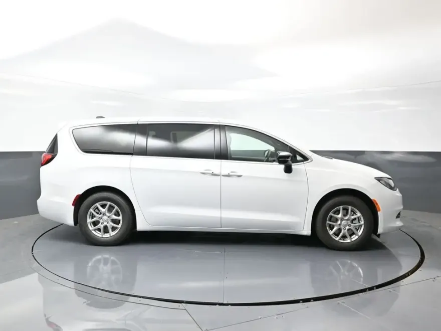 2026 Chrysler Voyager LX photo 1