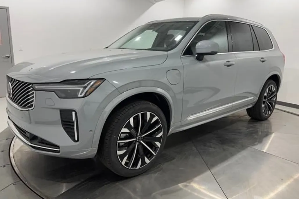 2025 Volvo XC90 T8 Plus photo 1