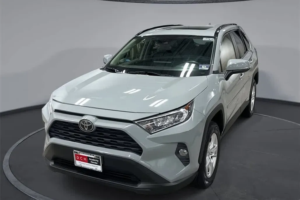 2019 Toyota RAV4 XLE Premium photo 1