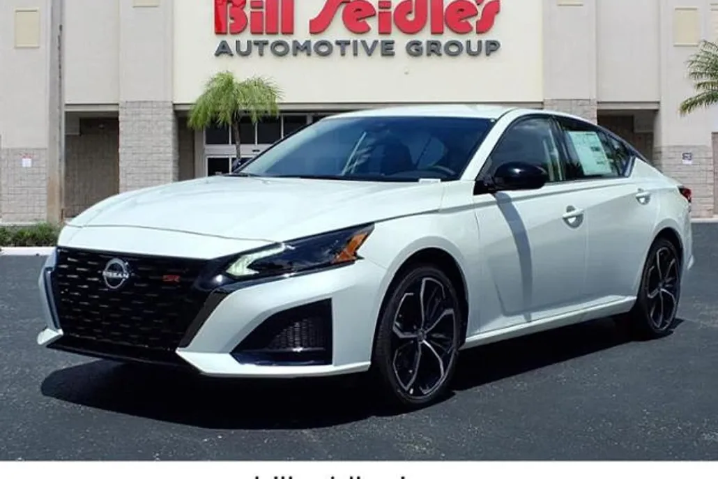 2025 Nissan Altima SR photo 1