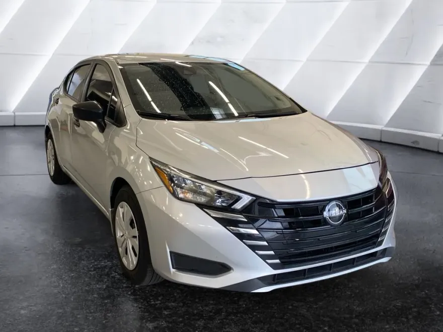 2025 Nissan Versa 1.6 S photo 1