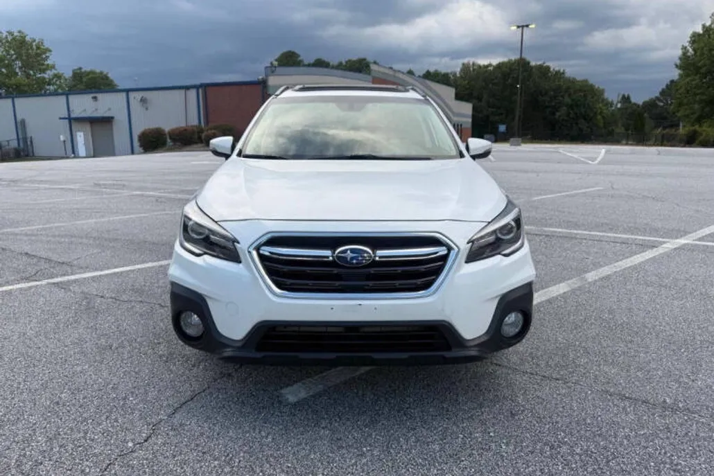 2018 Subaru Outback 3.6R Touring photo 1
